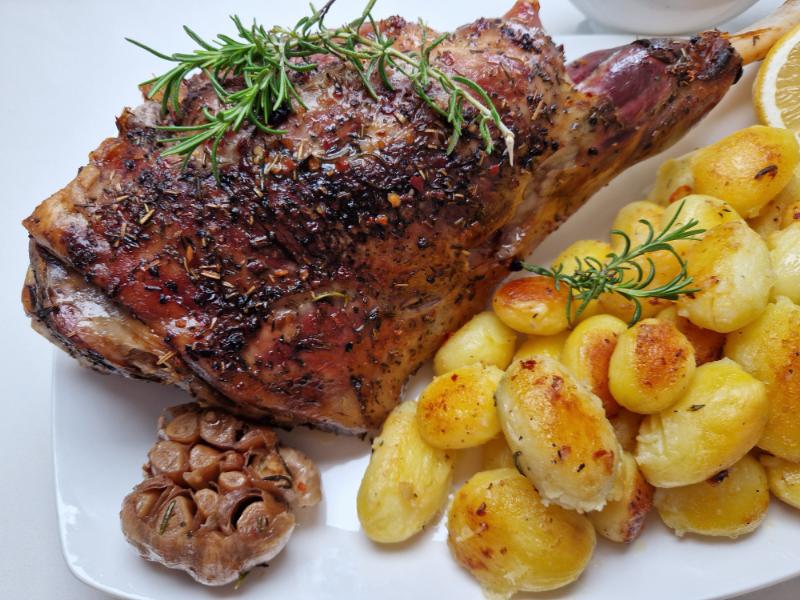 Lamb with parisian potatoes in the oven