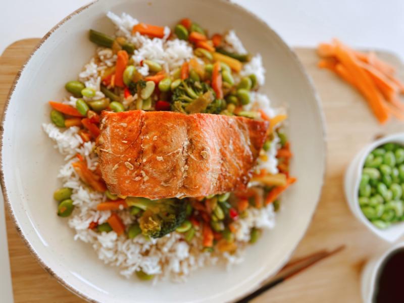 Alaska wild salmon fillets with soy sauce, vegetables and rice